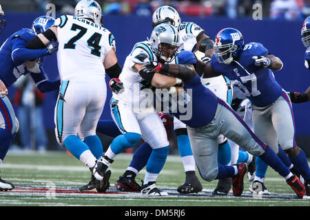 Dic. 27, 2009 - East Rutherford, New Jersey, Stati Uniti - 27 dicembre 2009: Carolina Panthers FB Brad Hoover #45 è affrontato da New York Giants difensivo fine Chris collocati #99 durante il gioco tra la Carolina Panthers e New York Giants al Giants Stadium di East Rutherford, New Jersey. Le Pantere sconfitto i giganti 41-9..Credito - Alan Maglaque / Southcreek Global (credito Foto Stock