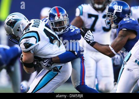 Dic. 27, 2009 - East Rutherford, New Jersey, Stati Uniti - 27 dicembre 2009: Carolina Panthers FB Brad Hoover #45 è affrontato da New York Giants cornerback Kevin Dockery #35 durante il gioco tra la Carolina Panthers e New York Giants al Giants Stadium di East Rutherford, New Jersey. Le Pantere sconfitto i giganti 41-9..Credito - Alan Maglaque / Southcreek Global (credito Foto Stock