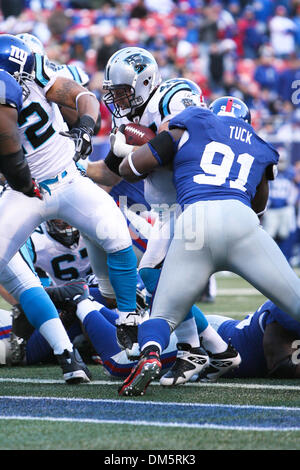 Dic. 27, 2009 - East Rutherford, New Jersey, Stati Uniti - 27 dicembre 2009: Carolina Panthers FB Brad Hoover #45 è affrontato da New York Giants difensivo fine Justin Tuck #91 durante il gioco tra la Carolina Panthers e New York Giants al Giants Stadium di East Rutherford, New Jersey. Le Pantere sconfitto i giganti 41-9..Credito - Alan Maglaque / Southcreek Global (credito Foto Stock