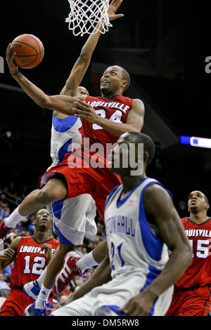 Gen 21, 2010 - Newark, New Jersey, Stati Uniti - 21 Gennaio 2010: Louisville guard Jerry Smith #34 aziona il carrello durante la seconda metà del gioco tenutasi a Prudential Center a Newark, New Jersey. Seton Hall Pirates sconfitto il Louisville Cardinali 80-77..Mandatory Credit: Alan Maglaque / Southcreek globale di credito (Immagine: © Southcreek globale/ZUMApress.com) Foto Stock