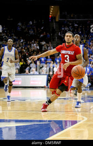 Gen 21, 2010 - Newark, New Jersey, Stati Uniti - 21 Gennaio 2010: Louisville guard Peyton Siva #3 insegue una sfera allentati durante la seconda metà del gioco tenutasi a Prudential Center a Newark, New Jersey. Seton Hall Pirates sconfitto il Louisville Cardinali 80-77..Mandatory Credit: Alan Maglaque / Southcreek globale di credito (Immagine: © Southcreek globale/ZUMApress.com) Foto Stock
