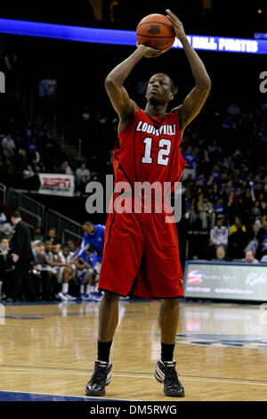 Gen 21, 2010 - Newark, New Jersey, Stati Uniti - 21 Gennaio 2010: Louisville guard/avanti Reginald Delk #12 spara un tiro libero durante la seconda metà del gioco tenutasi a Prudential Center a Newark, New Jersey. Seton Hall Pirates sconfitto il Louisville Cardinali 80-77..Mandatory Credit: Alan Maglaque / Southcreek globale di credito (Immagine: © Southcreek globale/ZUMApress.com) Foto Stock