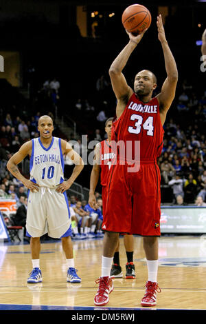 Gen 21, 2010 - Newark, New Jersey, Stati Uniti - 21 Gennaio 2010: Louisville guard Jerry Smith #34 spara un tiro libero durante la seconda metà del gioco tenutasi a Prudential Center a Newark, New Jersey. Seton Hall Pirates sconfitto il Louisville Cardinali 80-77..Mandatory Credit: Alan Maglaque / Southcreek globale di credito (Immagine: © Southcreek globale/ZUMApress.com) Foto Stock