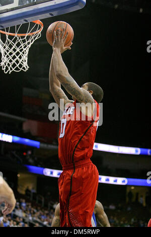 Gen 21, 2010 - Newark, New Jersey, Stati Uniti - 21 Gennaio 2010: Louisville guard Edgar Sosa #10 rigidi per il cestello durante la seconda metà del gioco tenutasi a Prudential Center a Newark, New Jersey. Seton Hall Pirates sconfitto il Louisville Cardinali 80-77..Mandatory Credit: Alan Maglaque / Southcreek globale di credito (Immagine: © Southcreek globale/ZUMApress.com) Foto Stock