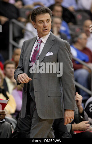 Gen 21, 2010 - Newark, New Jersey, Stati Uniti - 21 Gennaio 2010: Louisville coach Rick Pitino guarda su durante la seconda metà del gioco tenutasi a Prudential Center a Newark, New Jersey. Seton Hall Pirates sconfitto il Louisville Cardinali 80-77..Mandatory Credit: Alan Maglaque / Southcreek globale di credito (Immagine: © Southcreek globale/ZUMApress.com) Foto Stock