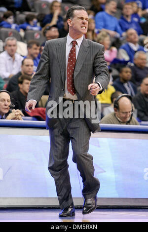 Gen 24, 2010 - Newark, New Jersey, Stati Uniti - 24 Gennaio 2010: Pittsburgh Panthers coach Jamie Dixon sostiene una chiamata durante la prima metà del gioco tenutasi a Prudential Center a Newark, New Jersey. A metà, Seton Hall Pirates conduce Pittsburgh Panthers 30-26..Mandatory Credit: Alan Maglaque / Southcreek globale di credito (Immagine: © Southcreek globale/ZUMApress.com) Foto Stock