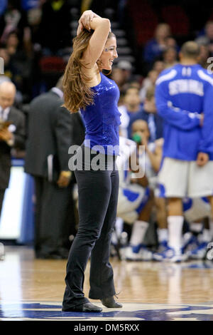 Gen 24, 2010 - Newark, New Jersey, Stati Uniti - 24 Gennaio 2010: Seton Hall Pirates dance team durante una pausa nella prima metà del gioco tenutasi a Prudential Center a Newark, New Jersey. A metà, Seton Hall Pirates conduce Pittsburgh Panthers 30-26..Mandatory Credit: Alan Maglaque / Southcreek globale di credito (Immagine: © Southcreek globale/ZUMApress.com) Foto Stock