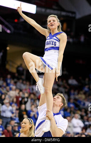 Gen 24, 2010 - Newark, New Jersey, Stati Uniti - 24 Gennaio 2010: Seton Hall cheerleader esegue durante una pausa nella prima metà del gioco tenutasi a Prudential Center a Newark, New Jersey. A metà, Seton Hall Pirates conduce Pittsburgh Panthers 30-26..Mandatory Credit: Alan Maglaque / Southcreek globale di credito (Immagine: © Southcreek globale/ZUMApress.com) Foto Stock