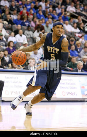 Gen 24, 2010 - Newark, New Jersey, Stati Uniti - 24 Gennaio 2010: Pittsburgh guard/avanti Gilbert Brown #5 unità al cestello durante la seconda metà del gioco tenutasi a Prudential Center a Newark, New Jersey. Seton Hall Pirates sconfitti Pittsburgh Panthers 64-61..Mandatory Credit: Alan Maglaque / Southcreek globale di credito (Immagine: © Southcreek globale/ZUMApress.com) Foto Stock