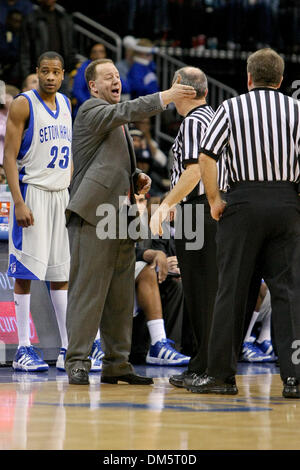 Gen 24, 2010 - Newark, New Jersey, Stati Uniti - 24 Gennaio 2010: Seton Hall coach Bobby Gonzalez sostiene una chiamata durante la seconda metà del gioco tenutasi a Prudential Center a Newark, New Jersey. Seton Hall Pirates sconfitti Pittsburgh Panthers 64-61..Mandatory Credit: Alan Maglaque / Southcreek globale di credito (Immagine: © Southcreek globale/ZUMApress.com) Foto Stock