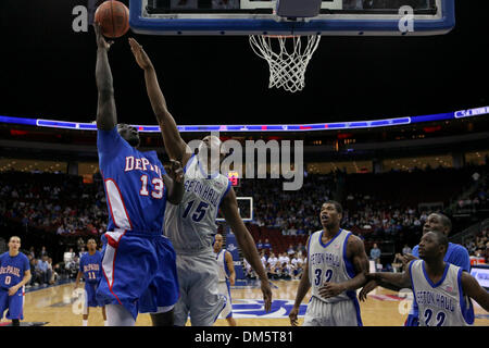 Febbraio 14, 2010 - Newark, New Jersey, Stati Uniti - 14 Febbraio 2010: DePaul avanti/centro Koshwal Mac #13 aziona il carrello contro Seton Hall avanti Herb Papa #15 durante la prima metà del gioco tenutasi a Prudential Center a Newark, New Jersey. Il Seton Hall Pirates conduce la DePaul Blue Demons 50-35..Mandatory Credit: Alan Maglaque / Southcreek globale di credito (Immagine: © Southcreek Foto Stock