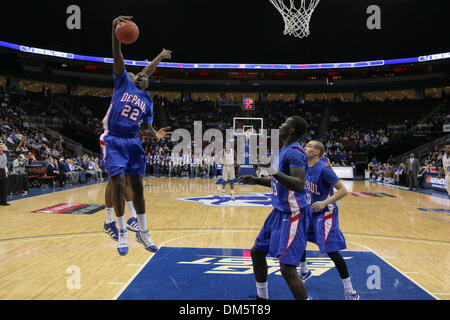 Febbraio 14, 2010 - Newark, New Jersey, Stati Uniti - 14 Febbraio 2010: DePaul avanti Tony Freeland #22 che combatte per il rimbalzo durante la seconda metà del gioco tenutasi a Prudential Center a Newark, New Jersey. Il Seton Hall Pirates ha sconfitto la DePaul Blue Demons 79-71..Mandatory Credit: Alan Maglaque / Southcreek globale di credito (Immagine: © Southcreek globale/ZUMApress.com) Foto Stock