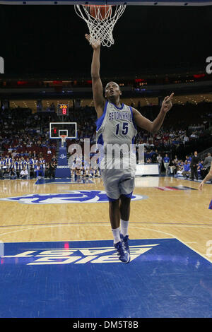 Febbraio 14, 2010 - Newark, New Jersey, Stati Uniti - 14 Febbraio 2010: Seton Hall avanti Herb Papa #15 unità al cestello durante la seconda metà del gioco tenutasi a Prudential Center a Newark, New Jersey. Il Seton Hall Pirates ha sconfitto la DePaul Blue Demons 79-71..Mandatory Credit: Alan Maglaque / Southcreek globale di credito (Immagine: © Southcreek globale/ZUMApress.com) Foto Stock