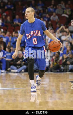 Febbraio 14, 2010 - Newark, New Jersey, Stati Uniti - 14 Febbraio 2010: DePaul guard Michael Bizoukas porta la palla fino alla corte durante la seconda metà del gioco tenutasi a Prudential Center a Newark, New Jersey. Il Seton Hall Pirates ha sconfitto la DePaul Blue Demons 79-71..Mandatory Credit: Alan Maglaque / Southcreek globale di credito (Immagine: © Southcreek globale/ZUMApress.com) Foto Stock