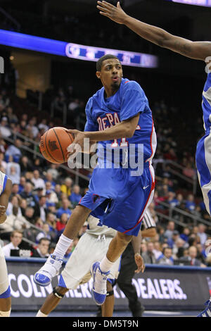 Febbraio 14, 2010 - Newark, New Jersey, Stati Uniti - 14 Febbraio 2010: DePaul guard Geremia Kelly #11 cerca di passare la palla durante la seconda metà del gioco tenutasi a Prudential Center a Newark, New Jersey. Il Seton Hall Pirates ha sconfitto la DePaul Blue Demons 79-71..Mandatory Credit: Alan Maglaque / Southcreek globale di credito (Immagine: © Southcreek globale/ZUMApress.com) Foto Stock