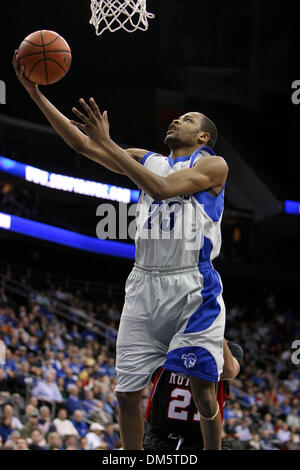 Febbraio 23, 2010 - Newark, New Jersey, Stati Uniti - 23 Febbraio 2010: Seton Hall di protezione/avanti Robert Mitchell #23 va in per un facile cestello durante la prima metà del gioco tenutasi a Prudential Center a Newark, New Jersey. Il Seton Hall Pirates conduce la Rutgers Scarlet Knights 44 - 29 a metà..Mandatory Credit: Alan Maglaque / Southcreek globale di credito (Immagine: © Southcreek globale/ZU Foto Stock