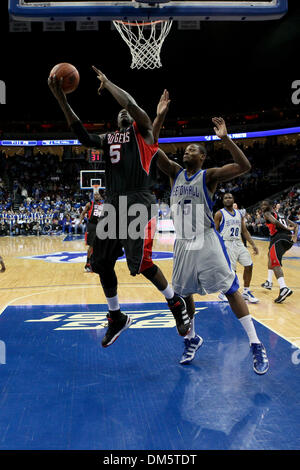 Febbraio 23, 2010 - Newark, New Jersey, Stati Uniti - 23 Febbraio 2010: Rutgers center Hamady Ndiaye #5 va al cestello contro Seton Hall avanti Herb Papa #15 durante la prima metà del gioco tenutasi a Prudential Center a Newark, New Jersey. Il Seton Hall Pirates conduce la Rutgers Scarlet Knights 44 - 29 a metà..Mandatory Credit: Alan Maglaque / Southcreek globale di credito (Immagine: © Foto Stock