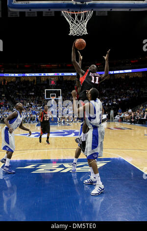Febbraio 23, 2010 - Newark, New Jersey, Stati Uniti - 23 Febbraio 2010: Rutgers avanti Dane Miller #11 aziona la corsia contro Seton Hall di protezione/avanti Robert Mitchell #23 durante la prima metà del gioco tenutasi a Prudential Center a Newark, New Jersey. Il Seton Hall Pirates conduce la Rutgers Scarlet Knights 44 - 29 a metà..Mandatory Credit: Alan Maglaque / Southcreek Global (credito Foto Stock