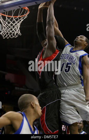Febbraio 23, 2010 - Newark, New Jersey, Stati Uniti - 23 Febbraio 2010: Rutgers center Hamady Ndiaye #5 è imbrattata di Seton Hall avanti Herb Papa #15 come egli va per il cestello durante la seconda metà del gioco tenutasi a Prudential Center a Newark, New Jersey. Il Seton Hall Pirates ha sconfitto la Rutgers Scarlet Knights 76 - 70..Mandatory Credit: Alan Maglaque / Southcreek Global (credito Im Foto Stock