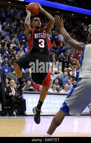 Febbraio 23, 2010 - Newark, New Jersey, Stati Uniti - 23 Febbraio 2010: Rutgers guard Mike Rosario #3 comanda al cestello durante la seconda metà del gioco tenutasi a Prudential Center a Newark, New Jersey. Il Seton Hall Pirates ha sconfitto la Rutgers Scarlet Knights 76 - 70..Mandatory Credit: Alan Maglaque / Southcreek globale di credito (Immagine: © Southcreek globale/ZUMApress.com) Foto Stock