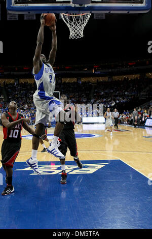 Febbraio 23, 2010 - Newark, New Jersey, Stati Uniti - 23 Febbraio 2010: Seton Hall guard Jeremy Hazell #21 sbatte la palla home durante la seconda metà del gioco tenutasi a Prudential Center a Newark, New Jersey. Il Seton Hall Pirates ha sconfitto la Rutgers Scarlet Knights 76 - 70..Mandatory Credit: Alan Maglaque / Southcreek globale di credito (Immagine: © Southcreek globale/ZUMApress.com) Foto Stock