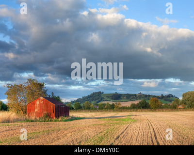 Vista su terreni coltivati nei pressi del villaggio Costwold di mickleton, Chipping Campden, Gloucestershire, Inghilterra. Foto Stock