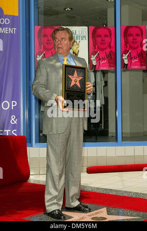 Luglio 16, 2002 - Hollywood, California - Robert Wagner onorato con la stella sulla.Hollywood Walk of Fame.Robert Wagner. FITZROY BARRETT / 7-16-2002 K25547FB (D)(Immagine di credito: © Globo foto/ZUMAPRESS.com) Foto Stock