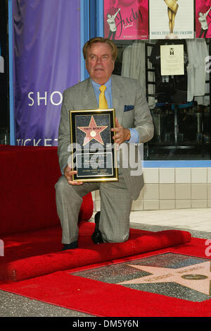 Luglio 16, 2002 - Hollywood, California - Robert Wagner onorato con la stella sulla.Hollywood Walk of Fame.Robert Wagner. FITZROY BARRETT / 7-16-2002 K25547FB (D)(Immagine di credito: © Globo foto/ZUMAPRESS.com) Foto Stock