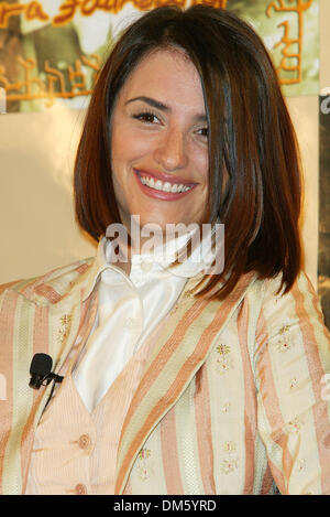 Ottobre 10, 2002 - Beverly Hills, la California - Penelope Cruz..Premere il tasto Conferenza per il lancio del ramo di noi.DELLA FONDAZIONE SABERA.tenutosi a CAA UFFICIO A BEVERLY HILLS, CA. FITZROY BARRETT / 10-10-2002 K26616FB (D)(Immagine di credito: © Globo foto/ZUMAPRESS.com) Foto Stock