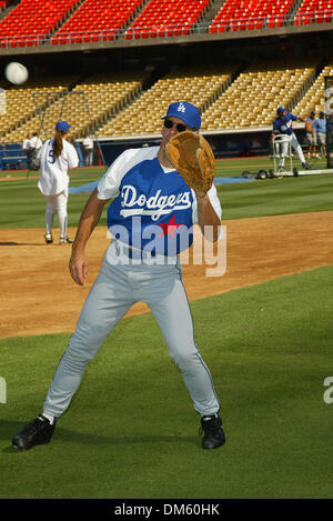 Il 10 agosto 1902 - Los Angeles, California - stelle di Hollywood Baseball gioco.A il Dodger Stadium di Los Angeles, CA.SCOTT BAKULA. FITZROY BARRETT / 8-10-2002 K25794FB (D)(Immagine di credito: © Globo foto/ZUMAPRESS.com) Foto Stock