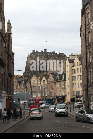 Il Castello di Edimburgo dal Grassmarket Scozia Novembre 2013 Foto Stock