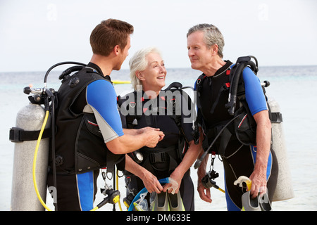 Coppia senior avente lezioni di immersioni con istruttore Foto Stock