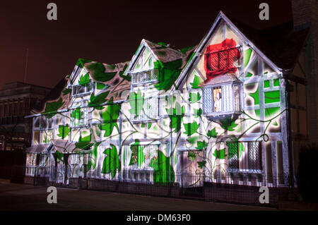 Stratford-upon-Avon, Warwickshire, Regno Unito. Undicesimo Dec, 2013. William al luogo di nascita di Shakespeare illuminati come parte di una fase di pre-natale 3D spettacolo di luci comprese le performance dal vivo da attori. Il spettacolo di luci continua fino a dicembre 19th. Credito: Colin Underhill/Alamy Live News Foto Stock