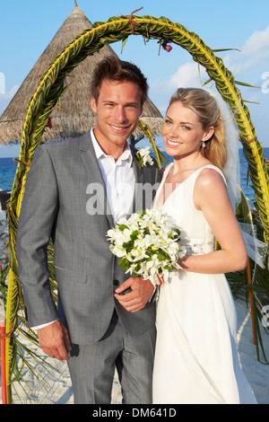 Sposa e lo Sposo Sposarsi in spiaggia cerimonia Foto Stock