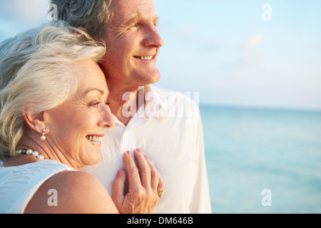 Coppia senior Sposarsi in spiaggia cerimonia Foto Stock