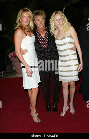 Febbraio 26, 2002 - Los Angeles, California - Clive Davis PRE-GRAMMY PARTY.PRESSO IL BEVERLY HILLS HOTEL LOS ANGELES CA..ROD STEWART, PENNY LANCASTER E KIMBERLY STEWART. FITZROY BARRETT / 2-26-2002 K24194FB (D)(Immagine di credito: © Globo foto/ZUMAPRESS.com) Foto Stock