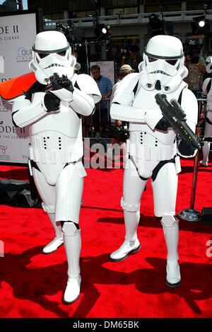 12 maggio 2002 - Los Angeles, California - Star Wars Episodio II L'attacco dei cloni.LOS ANGELES PREMIERE BENEFICIANDO .fondo fulfillment, tenutasi al Grauman's Chinese.teatro.STORMTROOPERS. FITZROY BARRETT / 5-12-2002 K24997FB (D)(Immagine di credito: © Globo foto/ZUMAPRESS.com) Foto Stock