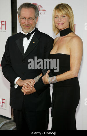 Giugno 12, 2002 - Los Angeles, California - 30TH AFI Life Achievement Award.omaggio a Tom Hanks.il Kodak Theatre Hollywood & Highland.Steven Spielberg e la moglie Kate Capshaw. FITZROY BARRETT / 6-12-2002 K25237FB (D)(Immagine di credito: © Globo foto/ZUMAPRESS.com) Foto Stock