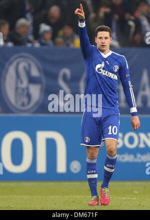 Gelsenkirchen (Germania). Undicesimo Dec, 2013. Schalke di Julian Draxler celebra la sua 1-0 obiettivo durante la Bundesliga tedesca match tra FC Schalke e FC Basilea nello stadio di Gelsenkirchen, Germania, 11 dicembre 2013. Foto: FRISO GENTSCH/dpa/Alamy Live News Foto Stock