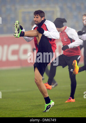 Freiburg, Germania. Undicesimo Dec, 2013. FC di Siviglia con coke prende parte a una sessione di formazione prima di Europa League Gruppo H corrispondono a Mage Solar Stadium di Friburgo, Germania, 11 dicembre 2013. Foto: PATRICK SEEGER/dpa/Alamy Live News Foto Stock