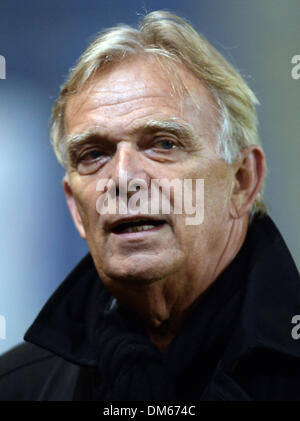 Freiburg, Germania. Undicesimo Dec, 2013. Cameroun's head coach Volker Finke orologi il FC Siviglia la sessione di training prima di Europa League Gruppo H corrispondono a Mage Solar Stadium di Friburgo, Germania, 11 dicembre 2013. Foto: PATRICK SEEGER/dpa/Alamy Live News Foto Stock