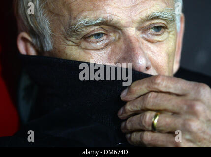 Freiburg, Germania. Undicesimo Dec, 2013. Cameroun's head coach Volker Finke orologi il FC Siviglia la sessione di training prima di Europa League Gruppo H corrispondono a Mage Solar Stadium di Friburgo, Germania, 11 dicembre 2013. Foto: PATRICK SEEGER/dpa/Alamy Live News Foto Stock