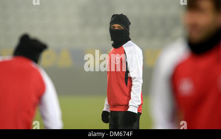 Freiburg, Germania. Undicesimo Dec, 2013. FC Siviglia i giocatori di prendere parte a una sessione di formazione prima di Europa League Gruppo H corrispondono a Mage Solar Stadium di Friburgo, Germania, 11 dicembre 2013. Foto: PATRICK SEEGER/dpa/Alamy Live News Foto Stock