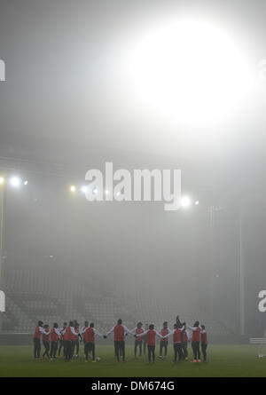 Freiburg, Germania. Undicesimo Dec, 2013. FC Siviglia i giocatori di prendere parte a una sessione di formazione prima di Europa League Gruppo H corrispondono a Mage Solar Stadium di Friburgo, Germania, 11 dicembre 2013. Foto: PATRICK SEEGER/dpa/Alamy Live News Foto Stock