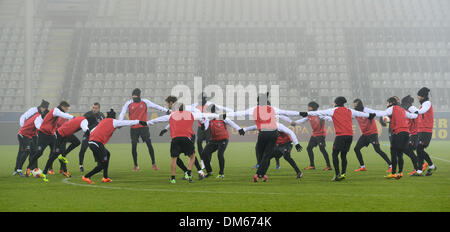 Freiburg, Germania. Undicesimo Dec, 2013. FC Siviglia i giocatori di prendere parte a una sessione di formazione prima di Europa League Gruppo H corrispondono a Mage Solar Stadium di Friburgo, Germania, 11 dicembre 2013. Foto: PATRICK SEEGER/dpa/Alamy Live News Foto Stock