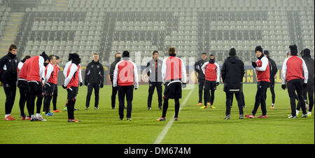 Freiburg, Germania. Undicesimo Dec, 2013. FC Siviglia i giocatori di prendere parte a una sessione di formazione prima di Europa League Gruppo H corrispondono a Mage Solar Stadium di Friburgo, Germania, 11 dicembre 2013. Foto: PATRICK SEEGER/dpa/Alamy Live News Foto Stock