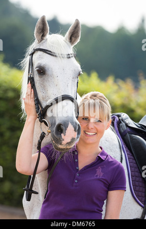 Anglo-Arabian, Anglo-Arab. Ritratto di un vecchio grigio mare con la giovane donna Foto Stock