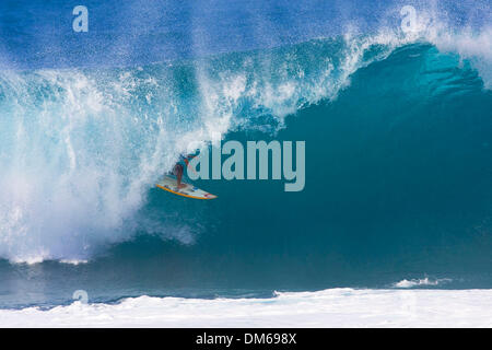 Dic 08, 2004; Pipeline, Oahu, Hawaii, USA; Giorno 1 della Ripcurl PRO Pipeline Masters sull'favorisce il Campionato mondiale ASP Tour. Nella foto: brasiliano Bruno Santos si è dimostrato il più forte non-Hawaiian nel Rip Curl codice prove STL oggi, posizionando la seconda contro Hawaiian Mickey Bruneau. Il Santos ha lavorato il suo modo attraverso 5 giri e con alcune gocce di commesso e il suo fine sintonizzato il tubo sella s Foto Stock