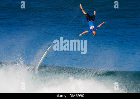 Dic 08, 2004; Pipeline, Oahu, Hawaii, USA; Giorno 1 della Ripcurl PRO Pipeline Masters sull'favorisce il Campionato mondiale ASP Tour. Nella foto: Mark Healey, 22, rimane impigliato nel labbro e scende fino a 3,5 metri di fronte d'onda in una delle più brutali wipe out del giorno al Rip Curl codice di canalizzazione STL Masters prove a Pipeline sulla North Shore di Oahu, Hawaii oggi. Avanzare il calore Foto Stock