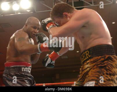 Dic 09, 2004; Temecula, CA, Stati Uniti d'America; Boxer MICHAEL MOORER (L) sconfitte VASSILIY JIROV in un nono round TKO per vincere la WBA America del Nord e la WBC Continental Americas Heavyweight Championship cinghia. Lo scontro è stato tenuto al Pechanga Resort and Casino e trasmessa dal vivo su "Il Best Damn Sports Show periodo". Foto Stock